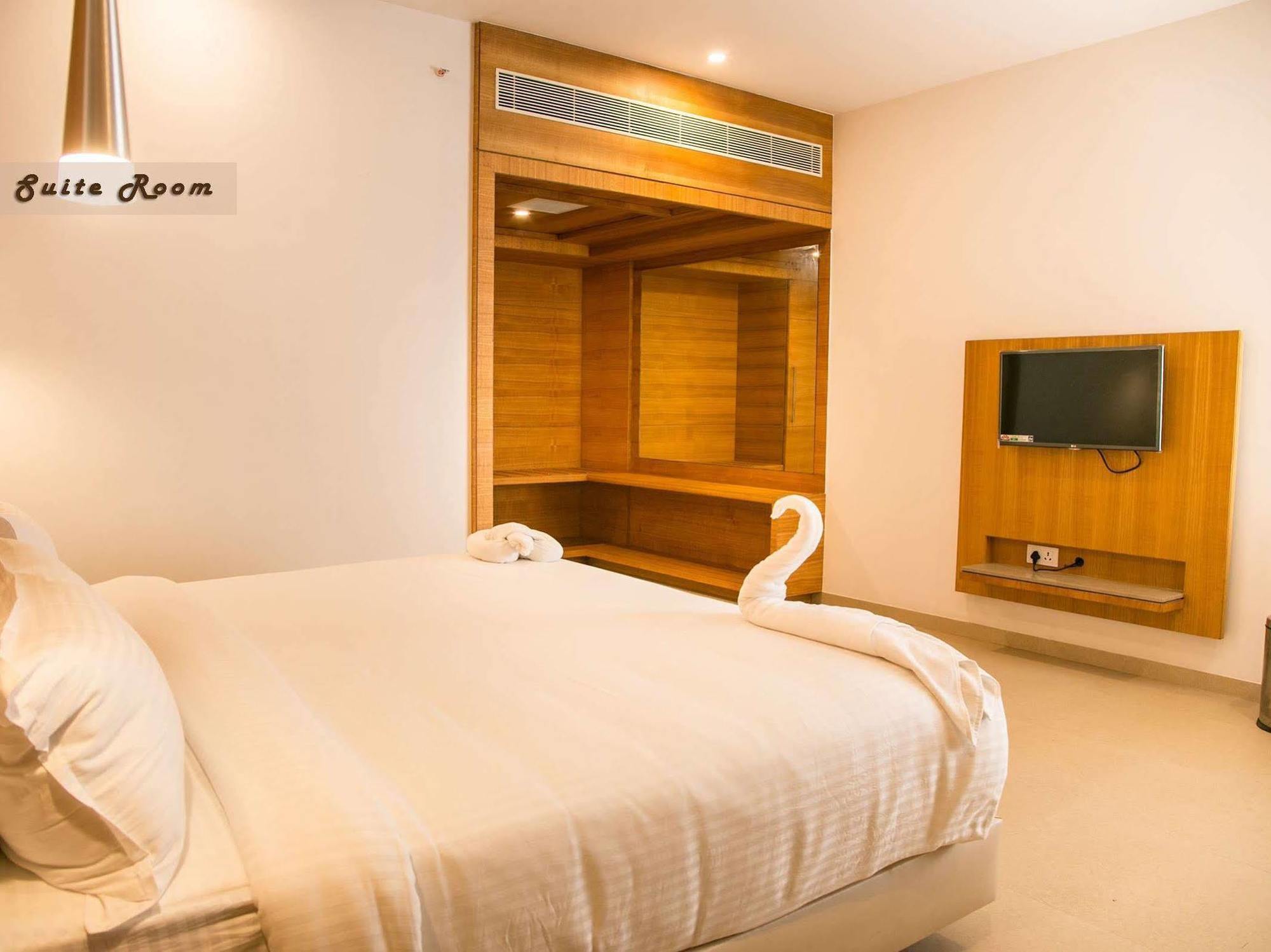 Hotel Vivera Grande Dindigul Bagian luar foto
